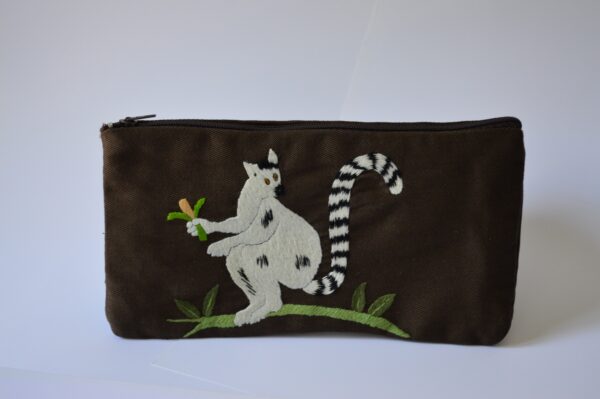 Estuche con animal bordado