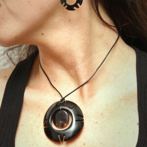 Conjunto de pendientes y colgante cebú simple