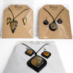 Conjunto de pendientes y colgante cebú simple