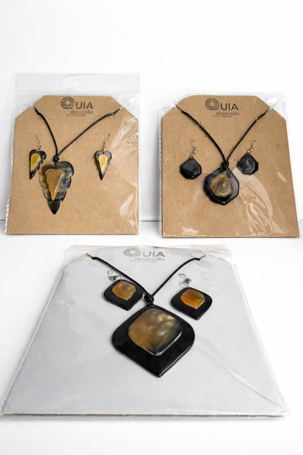 Conjunto de pendientes y colgante cebú simple