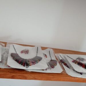 Conjunto de colgante y pendientes piezas planas de colores