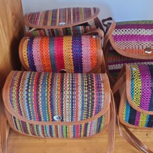 Bolsos colorines rafia y piel