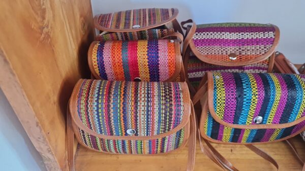 Bolsos colorines rafia y piel
