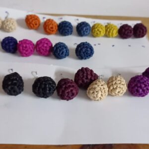 Pendientes de bola de rafia