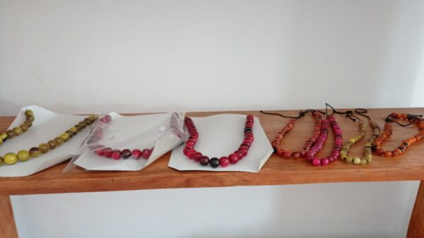 Collar bolas colores