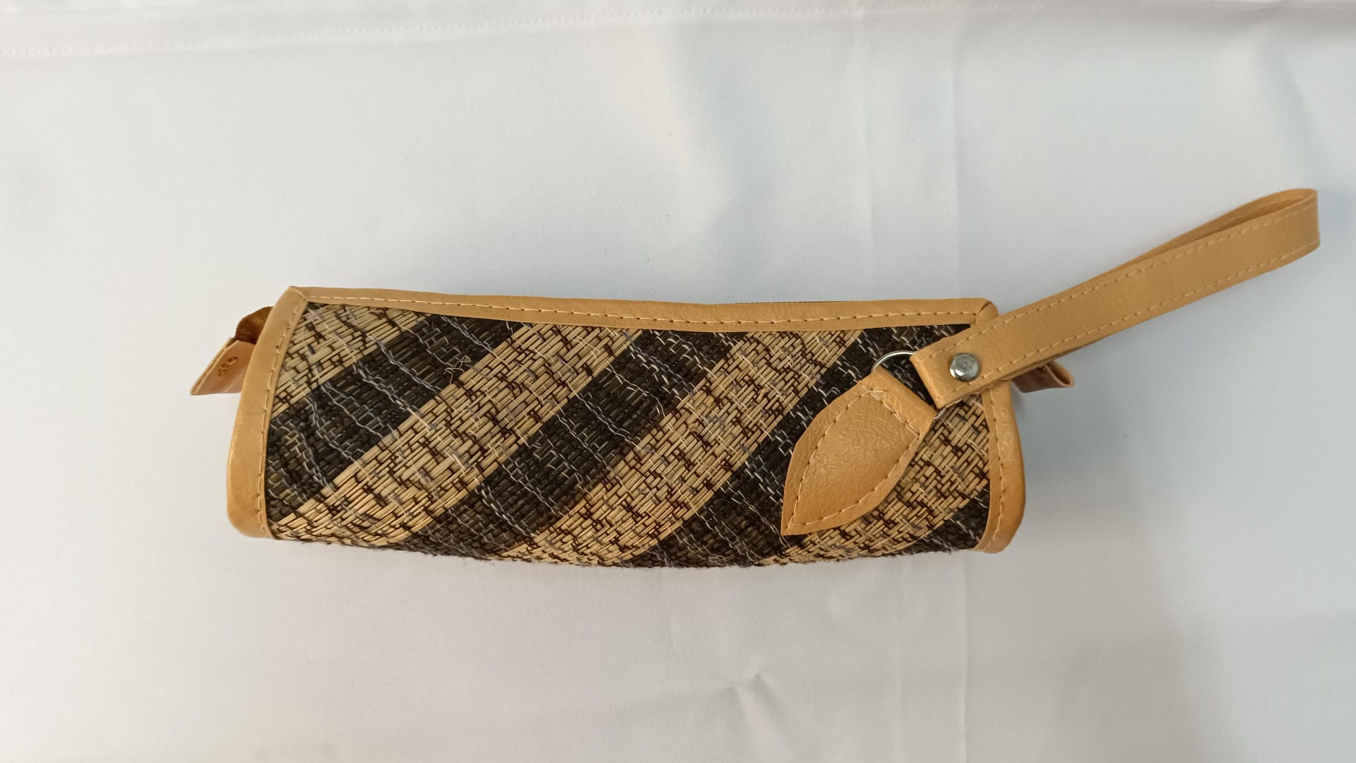Estuche de rafia bordado con asa de piel - Imagen 2