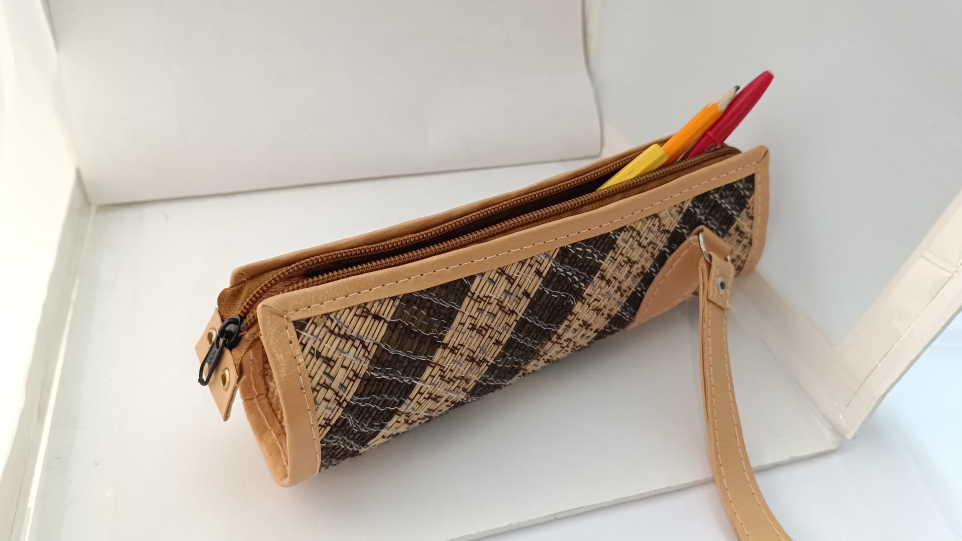 Estuche de rafia bordado con asa de piel - Imagen 3